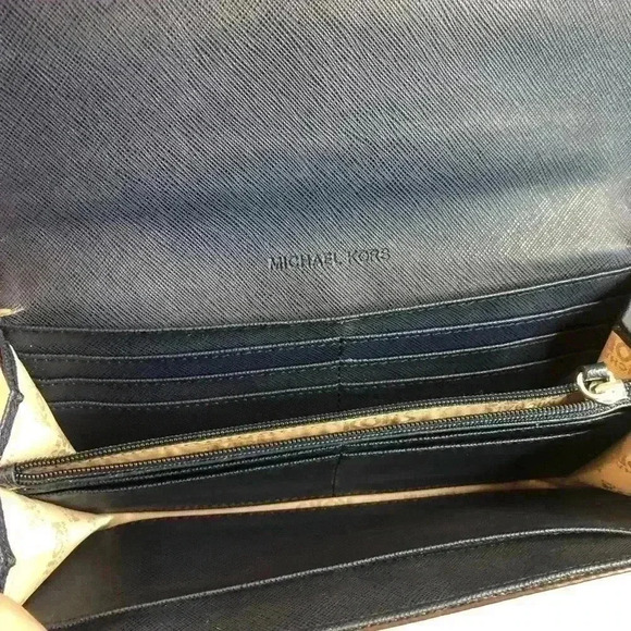 Michael Kors navy wallet - Picture 4 of 9